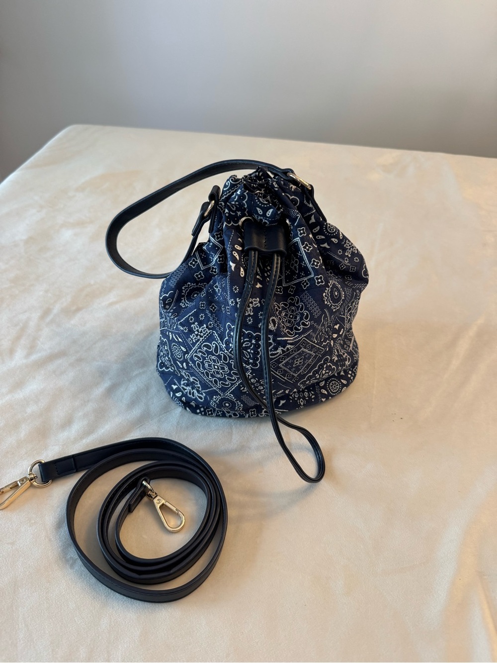 EUC! Ann Taylor Navy Bandana-Print Multiway Drawstring Bucket Bag - Picture 5 of 11